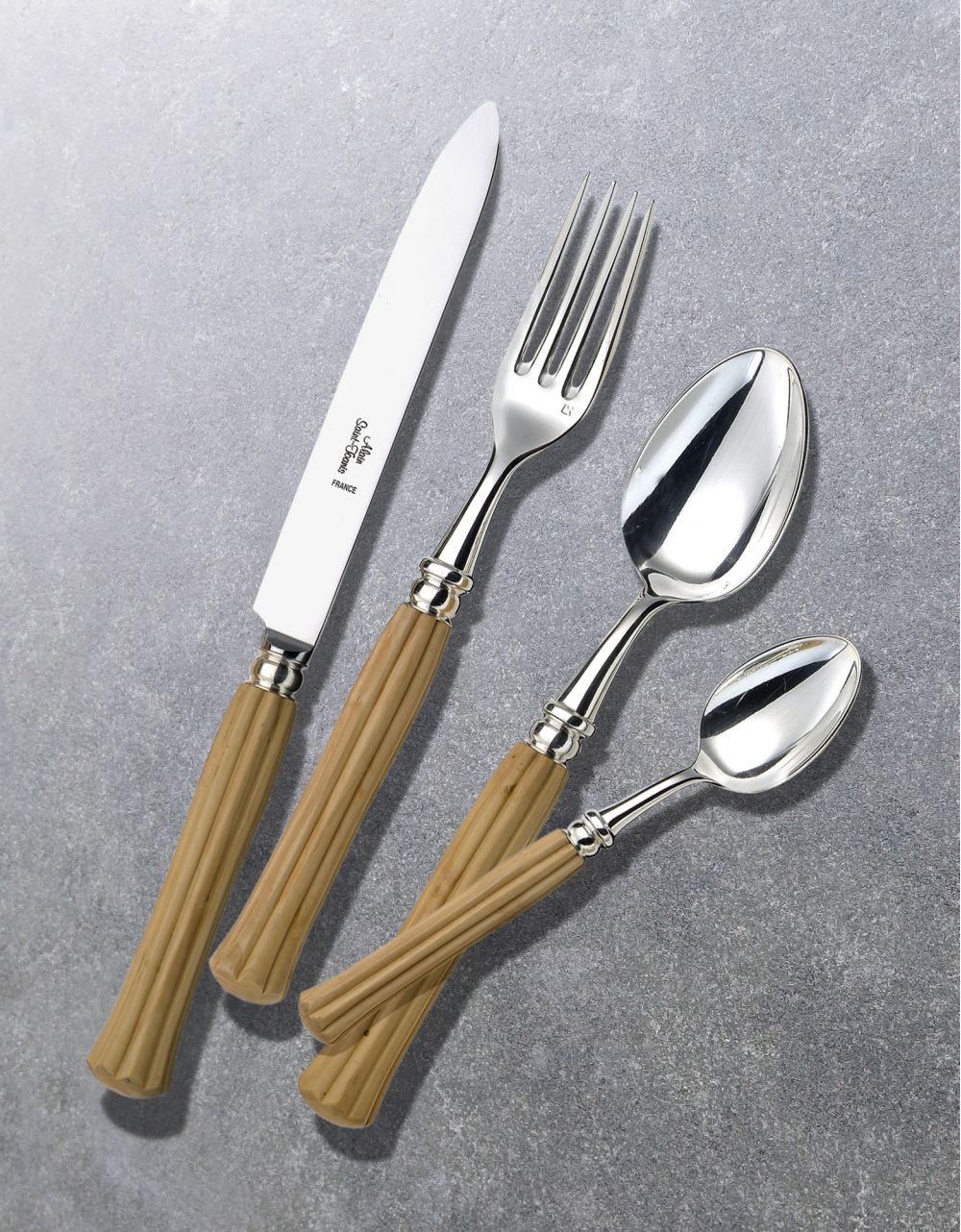 Majestic Boxwood with Ronde Silverplate Cutlery